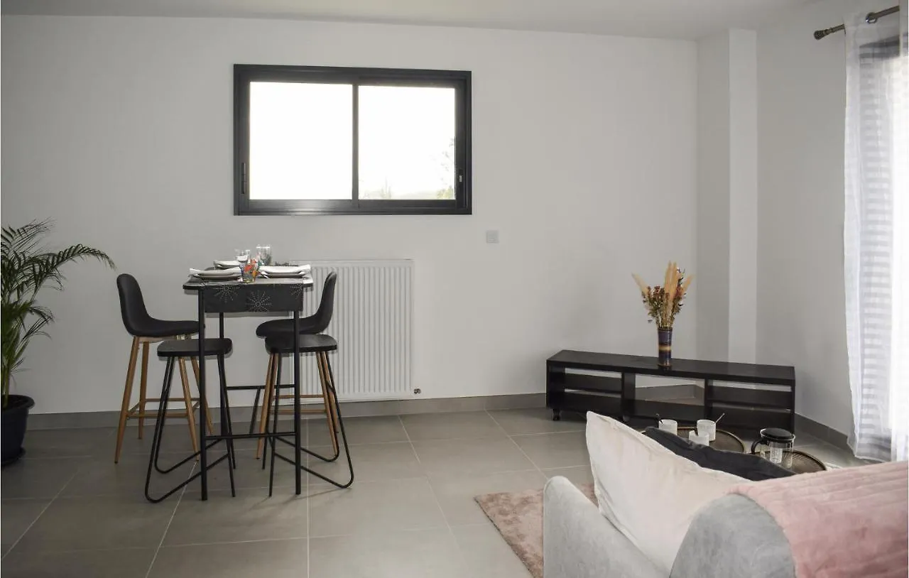Beautiful Apartment In Lantic With Kitchenette 0*,
